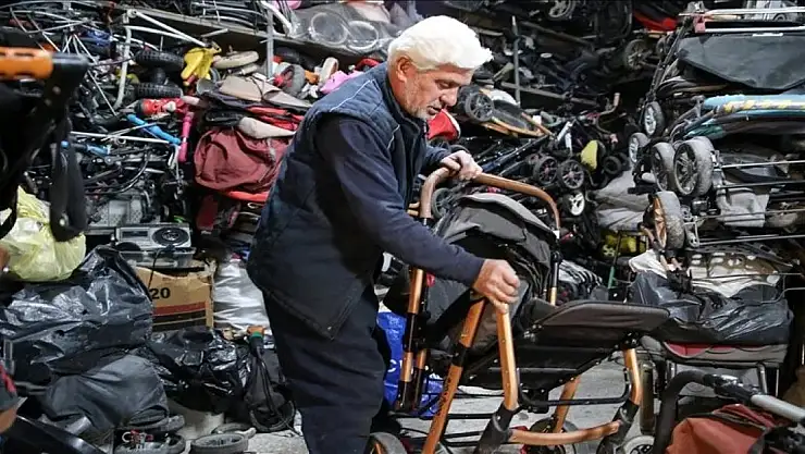 Atılacak bebek arabaları Ramazan ustanın elinde yenileniyor