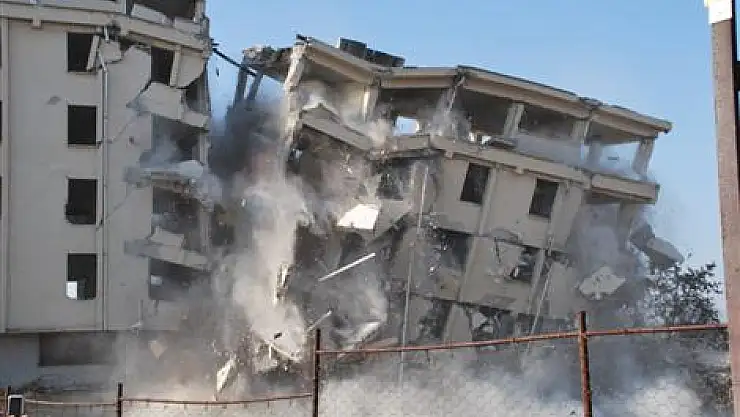 Çürük Raporlu Bina Yıkıldı