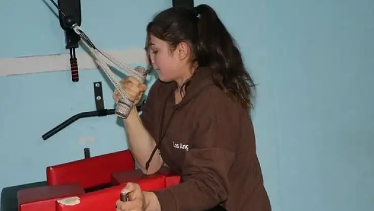 Bilek güreşi sporcusu aziye Demir, Avrupa Şampiyonası'na hazırlanıyor