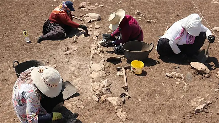 12 bin yıllık dört yapı ve su kanalı bulundu