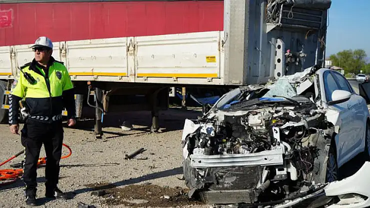 Otomobil  yayaya ve tır dorsesine çarptı