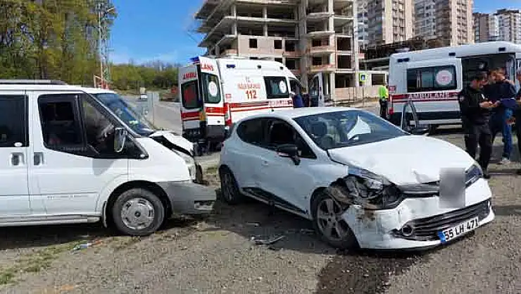 MİNİBÜS OTOMOBİLE ÇARPTI