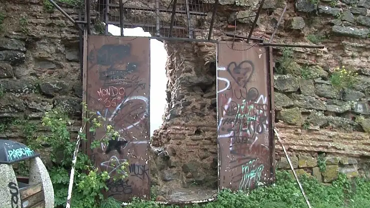 'Yoros Kalesi' harabeye döndü