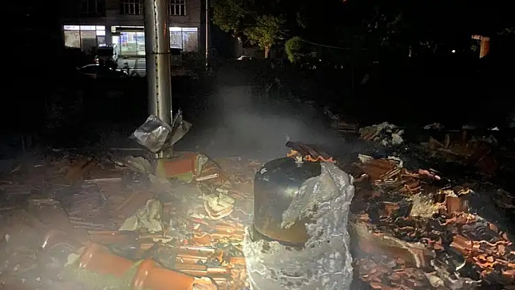 Çatı Yangını 3 saat Boyunca Söndürülemedi