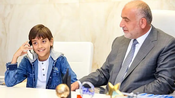 Başkan Sandıkçı, koltuğu çocuklara teslim etti