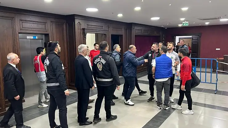 Yüksek Sesli Müzik Basın Toplantısına Engel Oldu