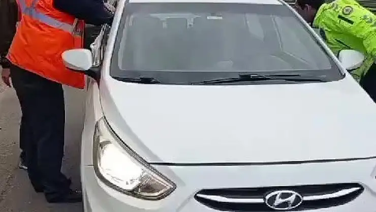 Araçta hareketsiz yatan şahıs polisi harekete geçirdi