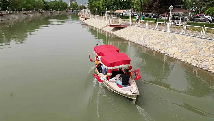 Depremzede Çocuklar Sandal Gezisi Yaptı