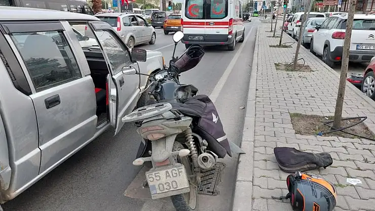 Motosiklet kamyonetin kapısına çarptı