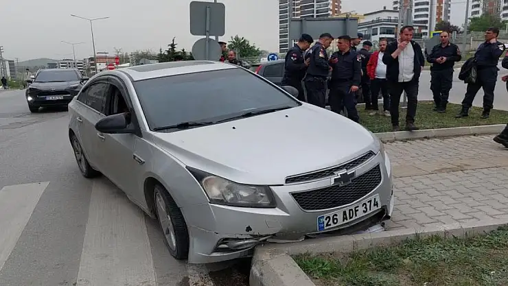 iki otomobil çarpıştı