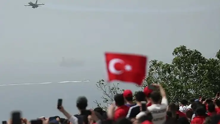 SOLOTÜRK, gösteri uçuşu yaptı