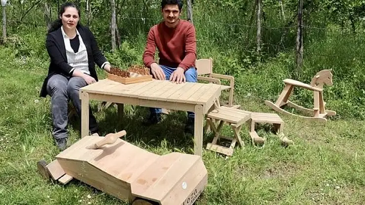 Makine mühendisi çift ahşap oyuncak üretiyor