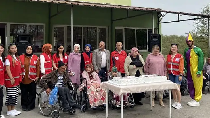 Nisan doğumlu yaşlılara toplu kutlama