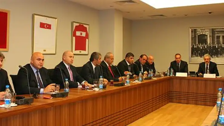 Birlik toplanıyor, Aydınlar da katılıyor..