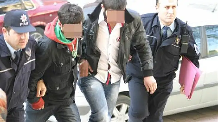 Otomobilde ele geçen silaha 5 gözaltı