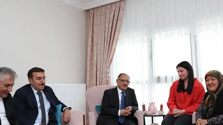 Bakan Özhaseki, depremzede aileyi ziyaret etti