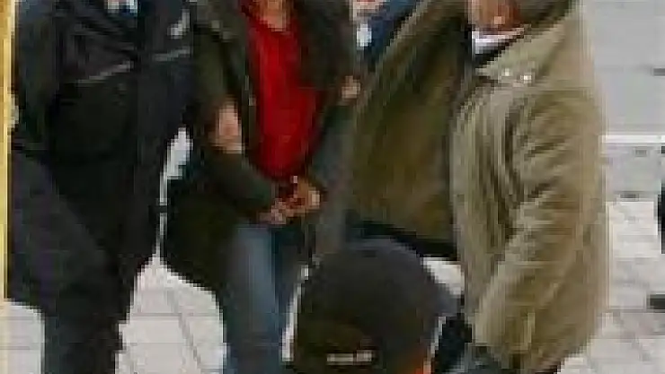 Eylemci kıza baba tokadı