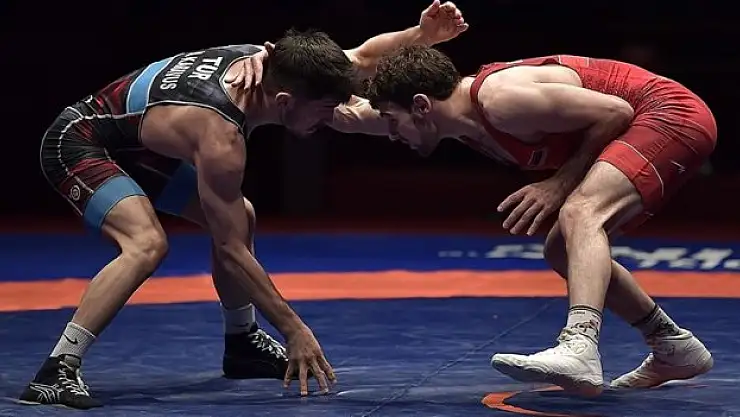 9 milli güreşçi mindere