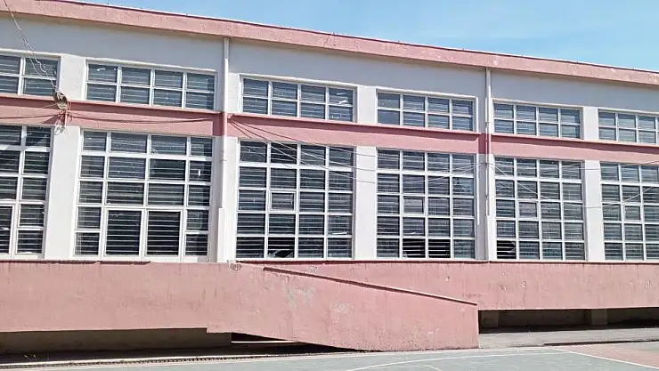 Bafra'da Kapalı spor salonunun camları kırıldı