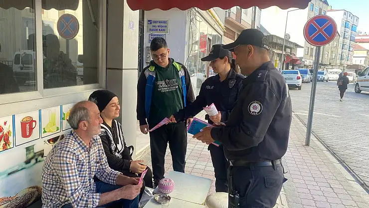 Polis dolandırıcılığa karşı uyarı broşürü dağıttı
