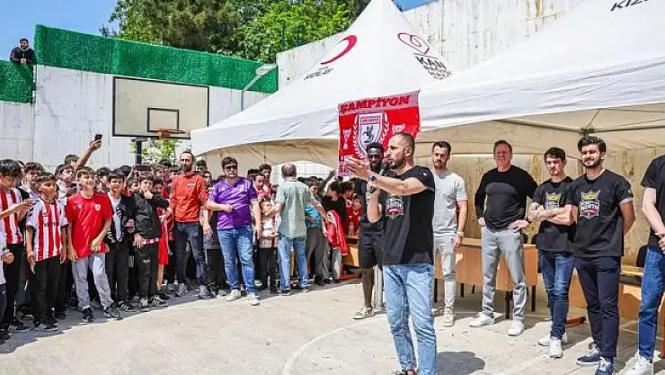 Oyuncular, miniklerle buluştu