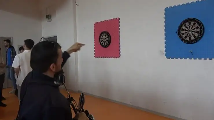 Engelli vatandaşlardan dart yarışması
