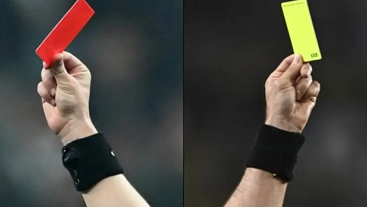 Derbide kartlar havada uçuşuyor