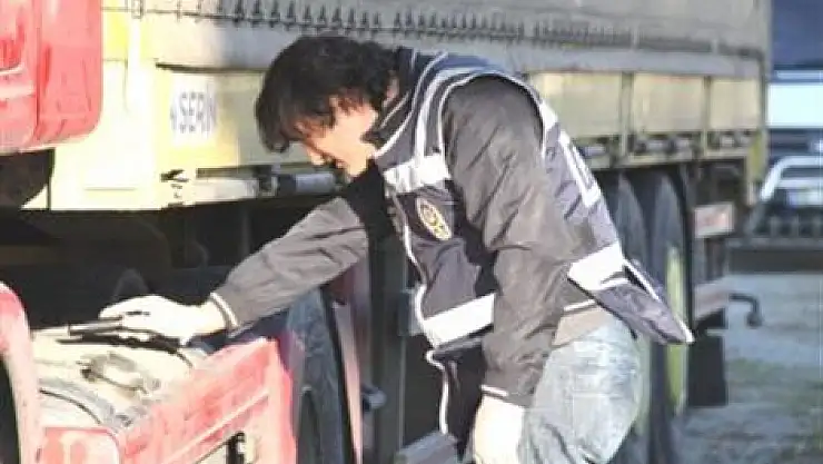 'dur' İhtarına Uymayan Sürücüsü Kaçan Tır'da Arama