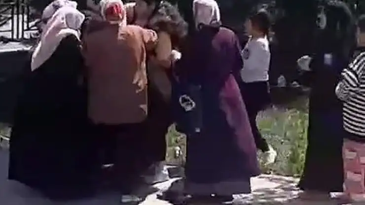 Kadınlar güçlükle ayrıldı