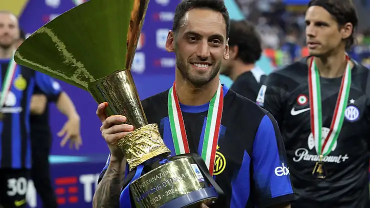 Hakan Çalhanoğlu, Serie A'da sezonun en iyi orta saha oyuncusu ödülüne aday gösterildi