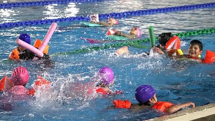 Erzurum'da geleceğin yüzücüleri yetişiyor