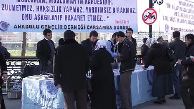 Çarşamba Anadolu Gençlik Derneği 'Aşure' dağıttı