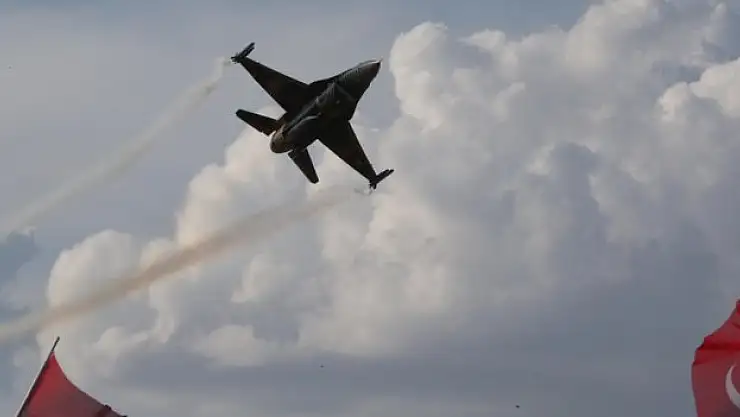 SOLOTÜRK'ten gösteri uçuşu