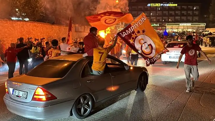 Galatasaraylı taraftarlar şampiyonluğu kutladı