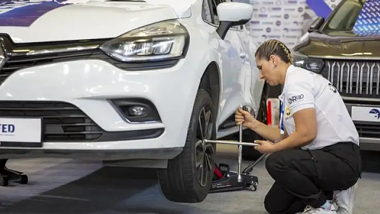 Kadın oto bakım ustaları yarıştı