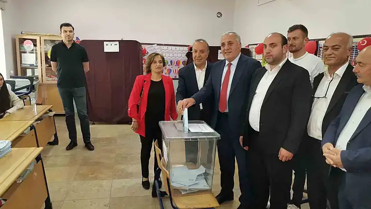 Belediye Başkan Adayı Uzunluoğlu oyunu kullandı