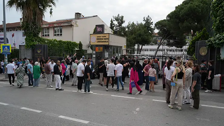 Öğrenciler İçerde, aileler dışarda ter döktü