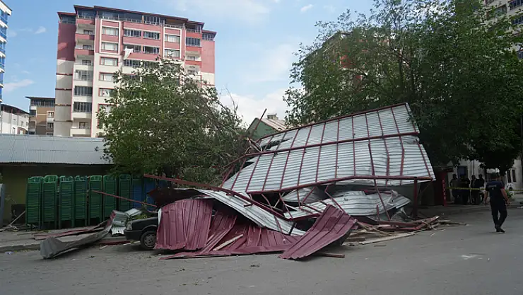 Çatılar havada uçtu