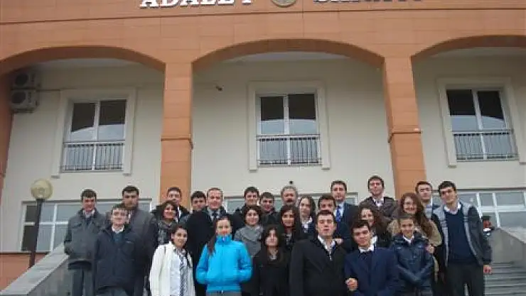 Ali Fuat Başgil Anadolu Lisesi Adalet Sarayı'nda