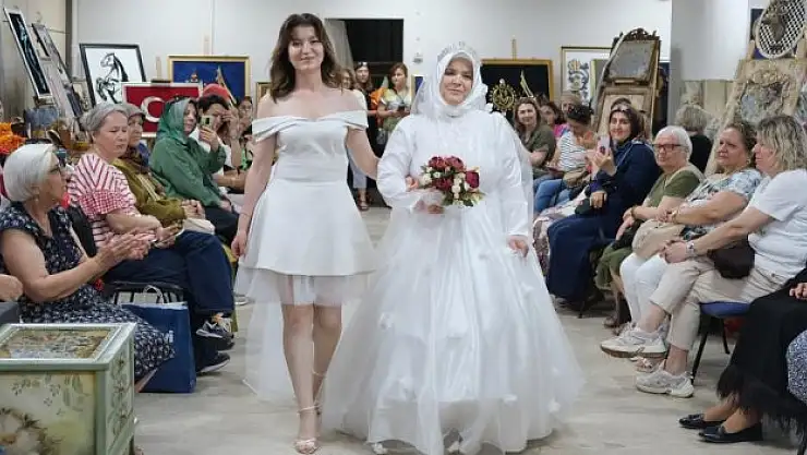Evlendikten 33 yıl sonra ilk kez gelinlik giydi