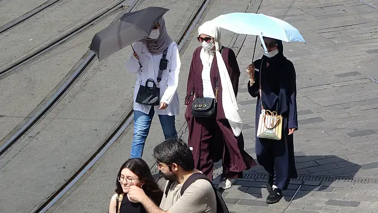 turistler kavurucu sıcaktan korunmaya çalıştı