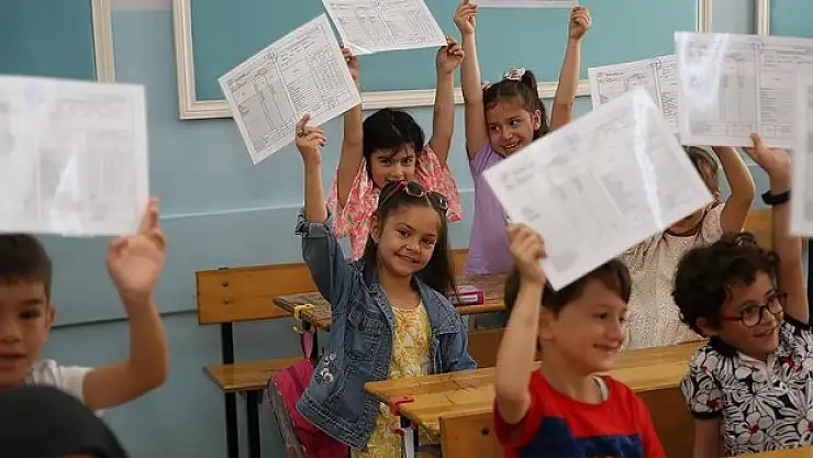 20 milyonu aşkın öğrenci yarın 'karne heyecanı' yaşayacak