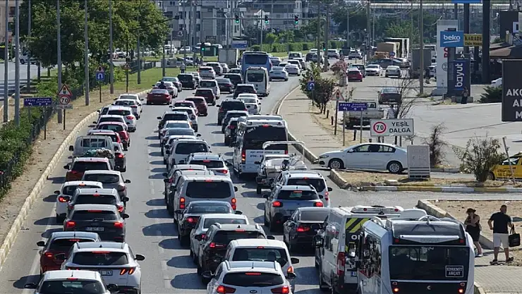 Kuzey Ege'nin tatil merkezlerinde trafikte bayram yoğunluğu