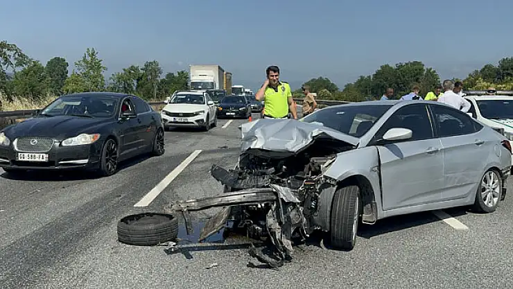 Lastiği patlayan otomobil kaza yaptı