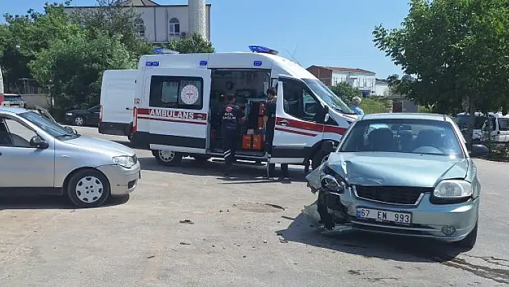 İki otomobil çarpıştı