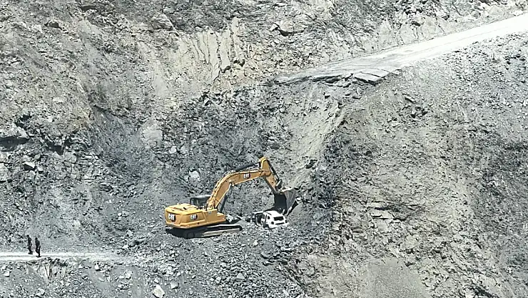 Sonu olmayan yolda araç şarampole uçtu