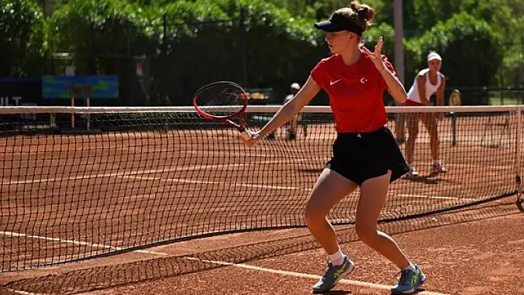 Milli tenisçi Berfu Cengiz, İsveç'teki turnuvada şampiyon oldu