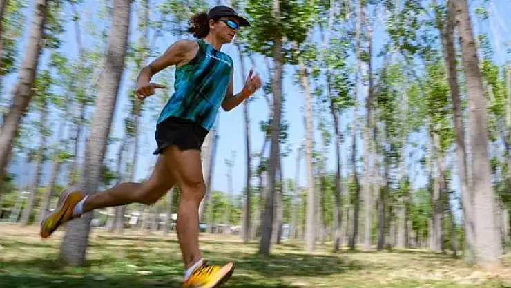 Yürüyerek dağıttığı postalarla şampiyonluğa ulaştı