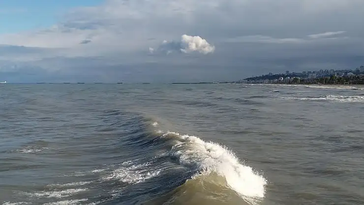 Yüksek dalga nedeniyle 'denize girilmemesi' uyarısı