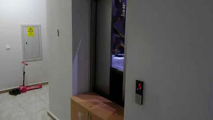 Asansör ile duvar arasında sıkışan kadın öldü